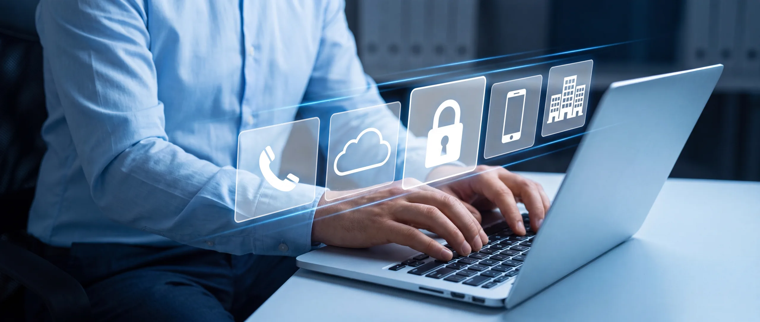 Hände tippen auf einem Laptop, darüber schwebende Symbole für Telefonie, Cloud, Sicherheit, Mobilfunk und vernetzte Standorte